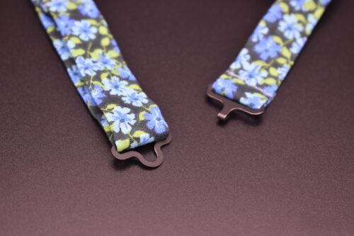 Attache nœud papillon bleu à fleurs