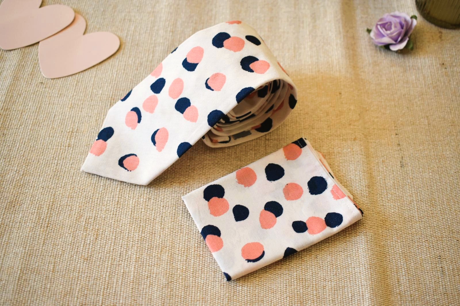 Cravate, Pochette et Chouchou - Blanc à Gros Pois – Image 2