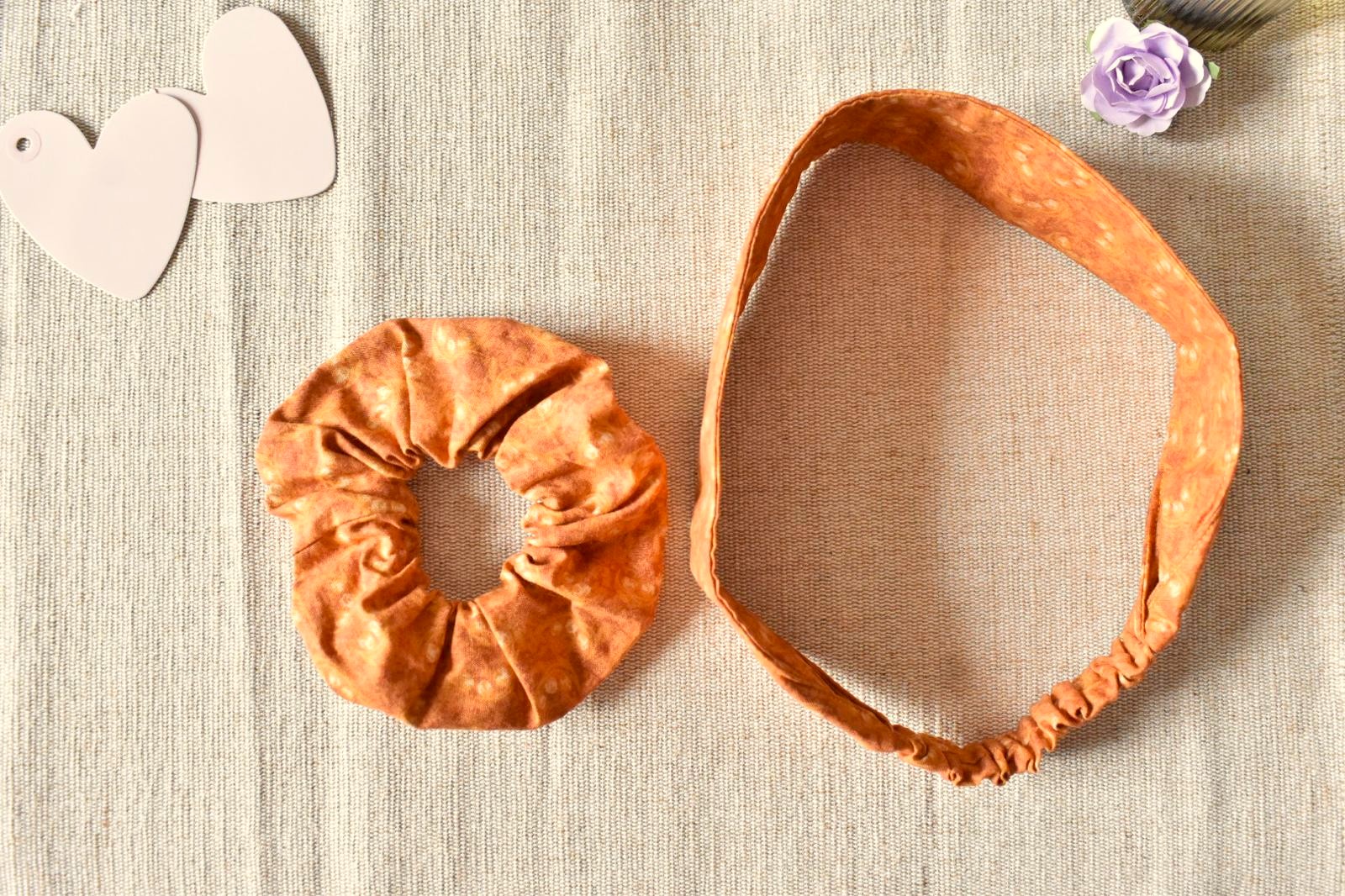 Cravate, Pochette, Chouchou et Bandeau - Moutarde à fleurs – Image 5