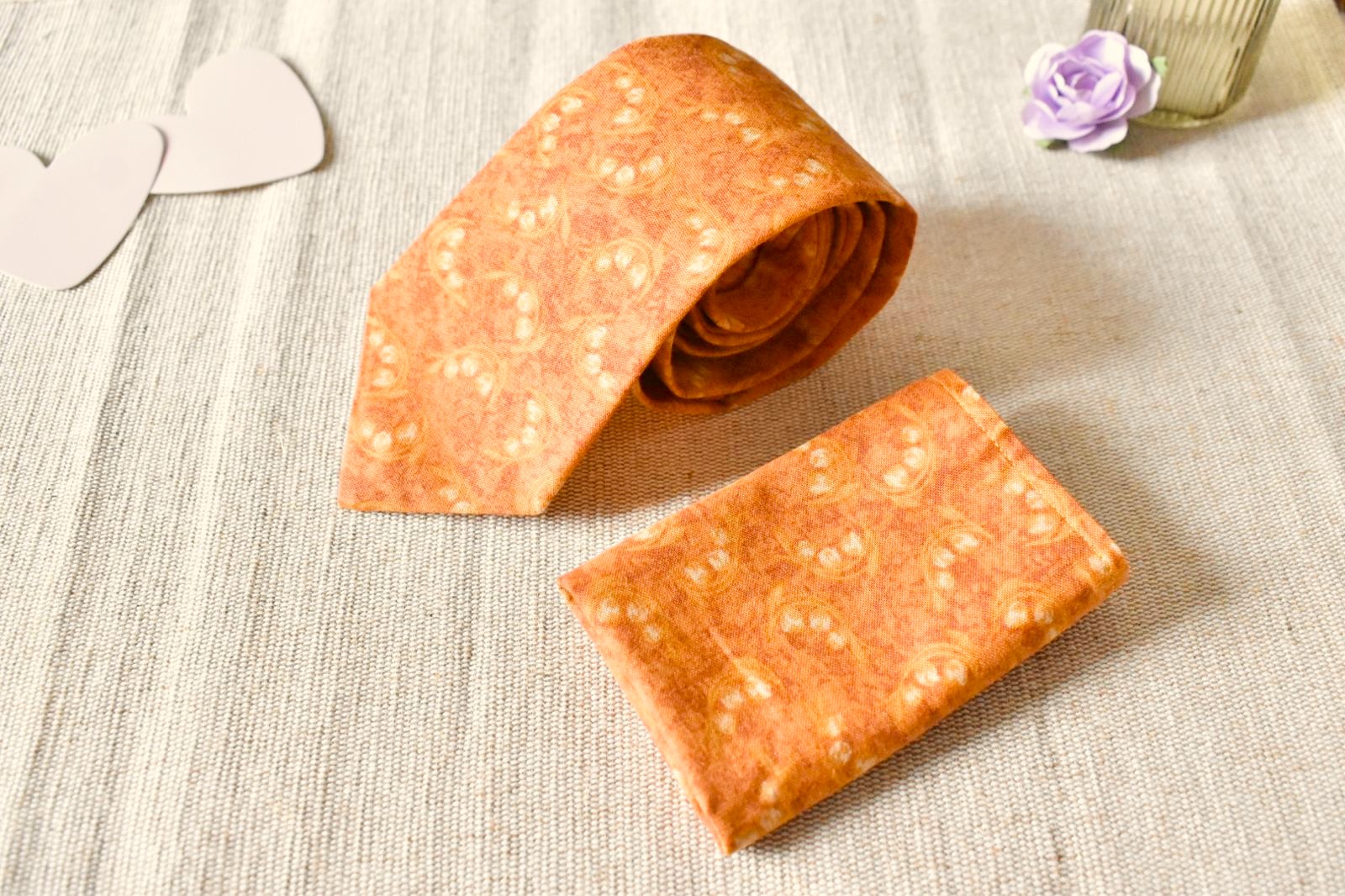 Cravate, Pochette, Chouchou et Bandeau - Moutarde à fleurs – Image 2