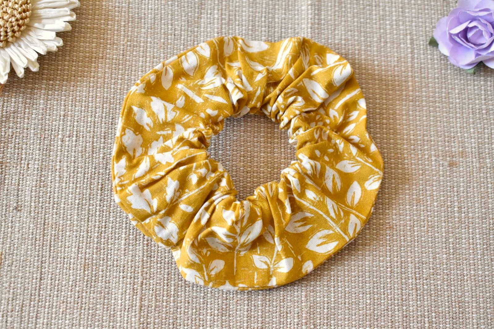 chouchou jaune fleurs blanches