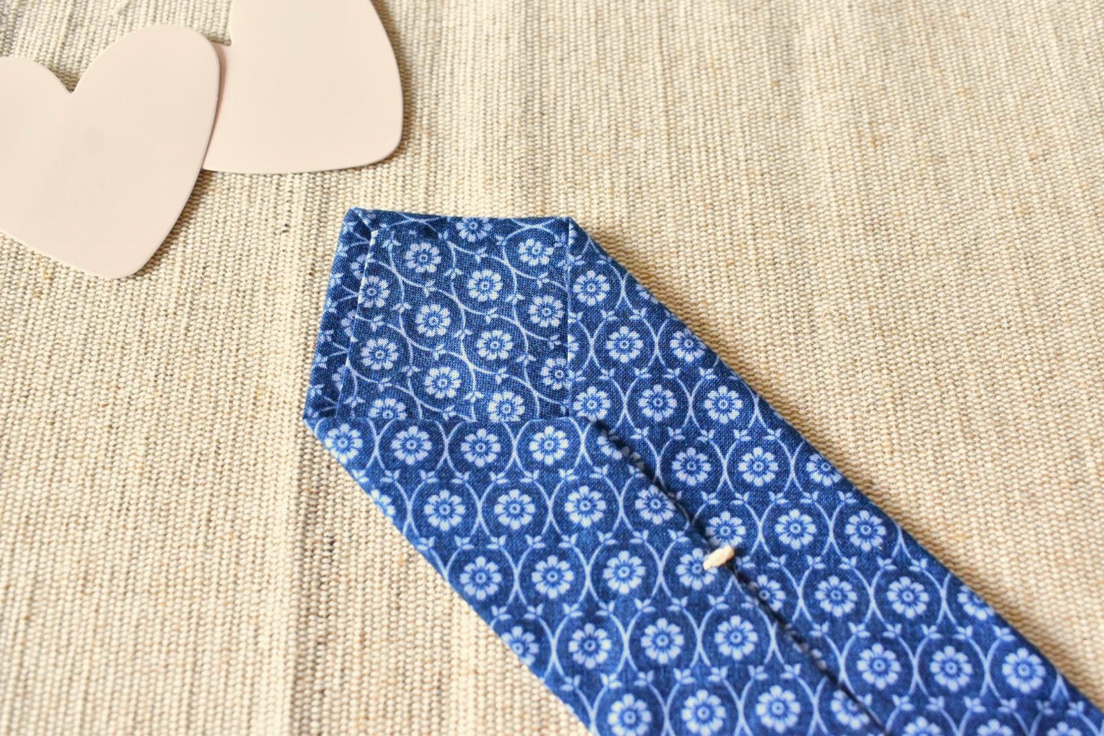 Cravate, Pochette, Chouchou et Bandeau - Bleu Fleurs Blanches – Image 7