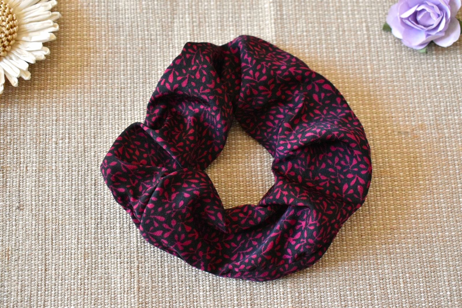 chouchou noir motif rouge