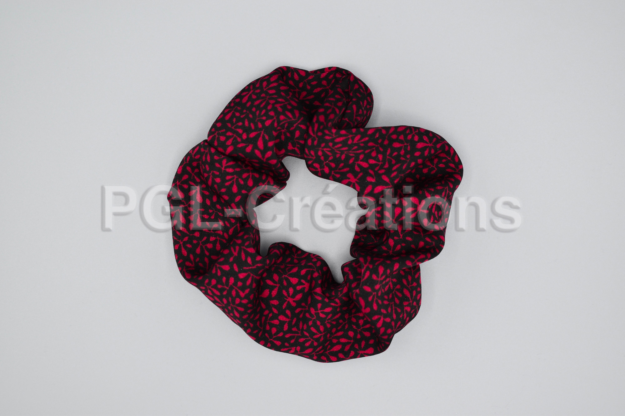 Chouchou noir motifs rouges desssus