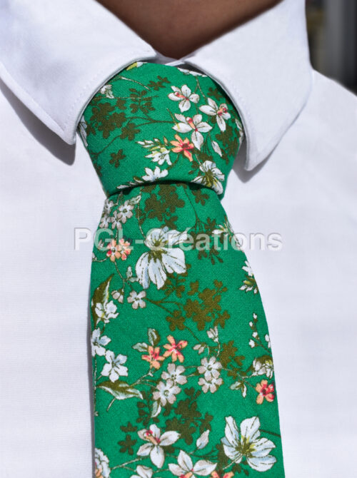 Cravate verte à fleurs