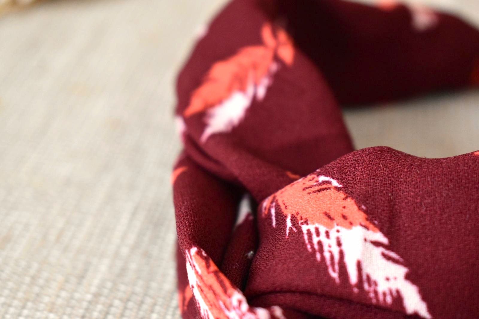 Bandeau - Bordeaux Motifs Rouges – Image 2