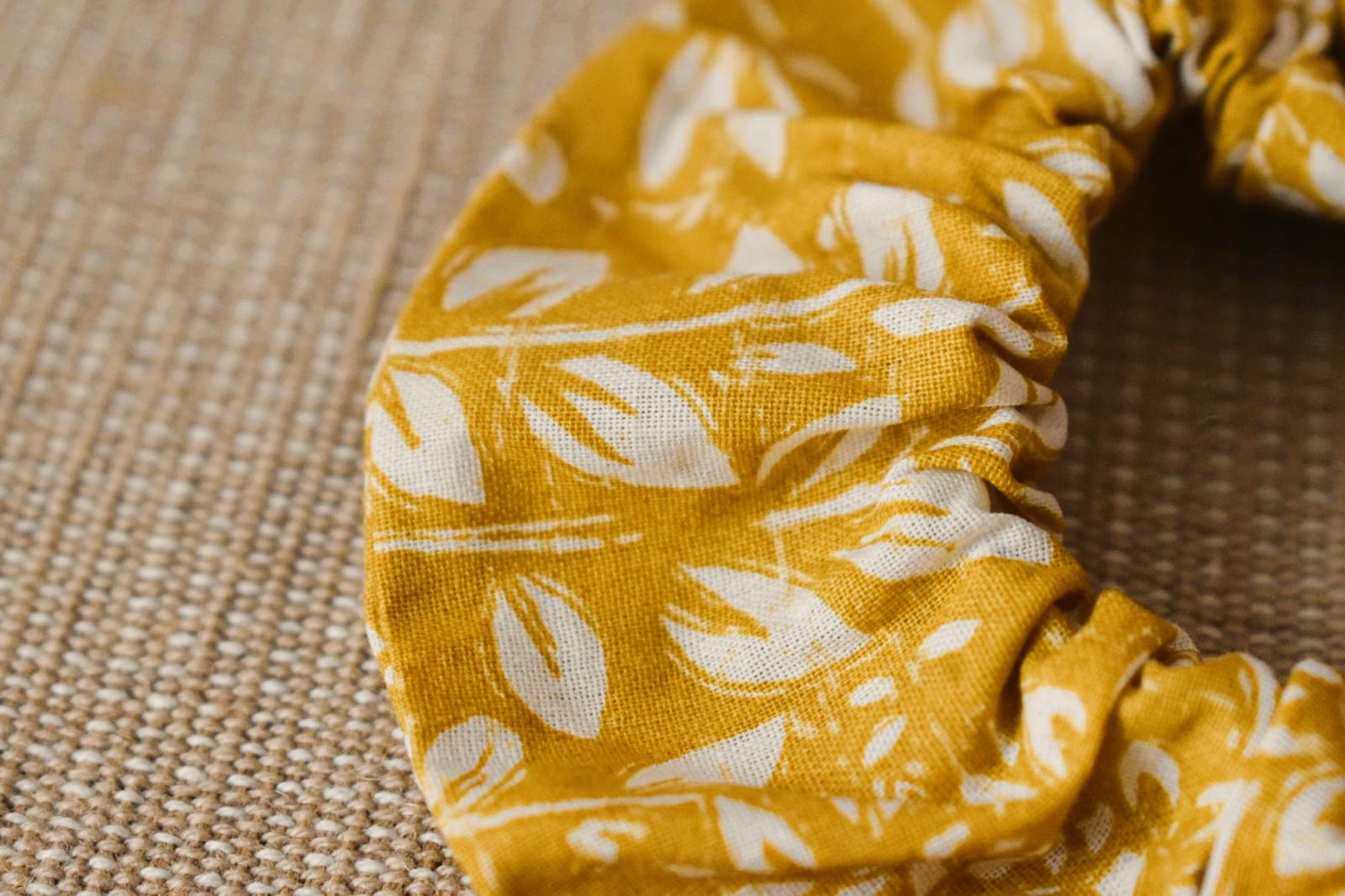 Chouchou - Jaune Fleurs Blanches – Image 3