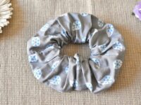 chouchou gris à motifs