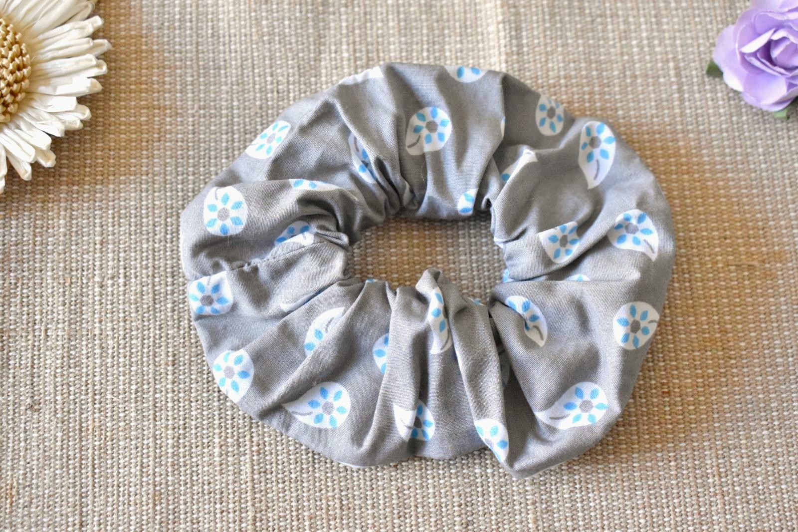 chouchou gris à motifs