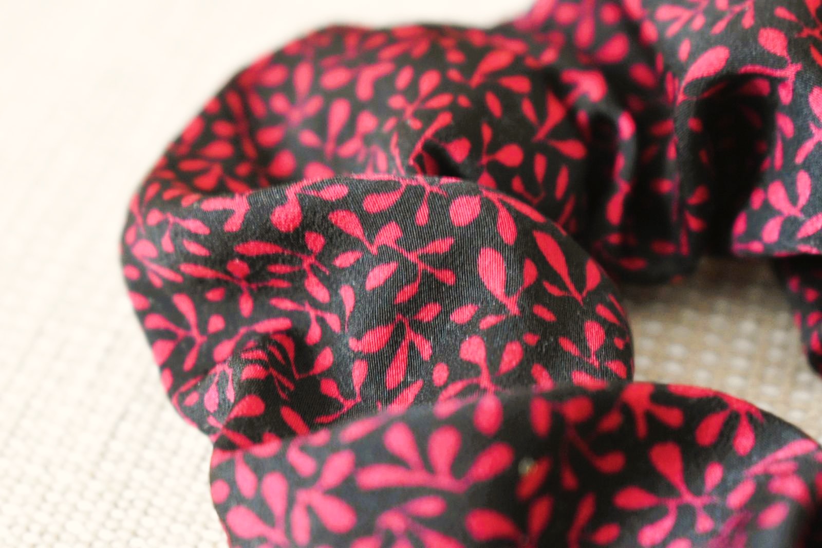 Chouchou - Noir Motifs Rouges – Image 2