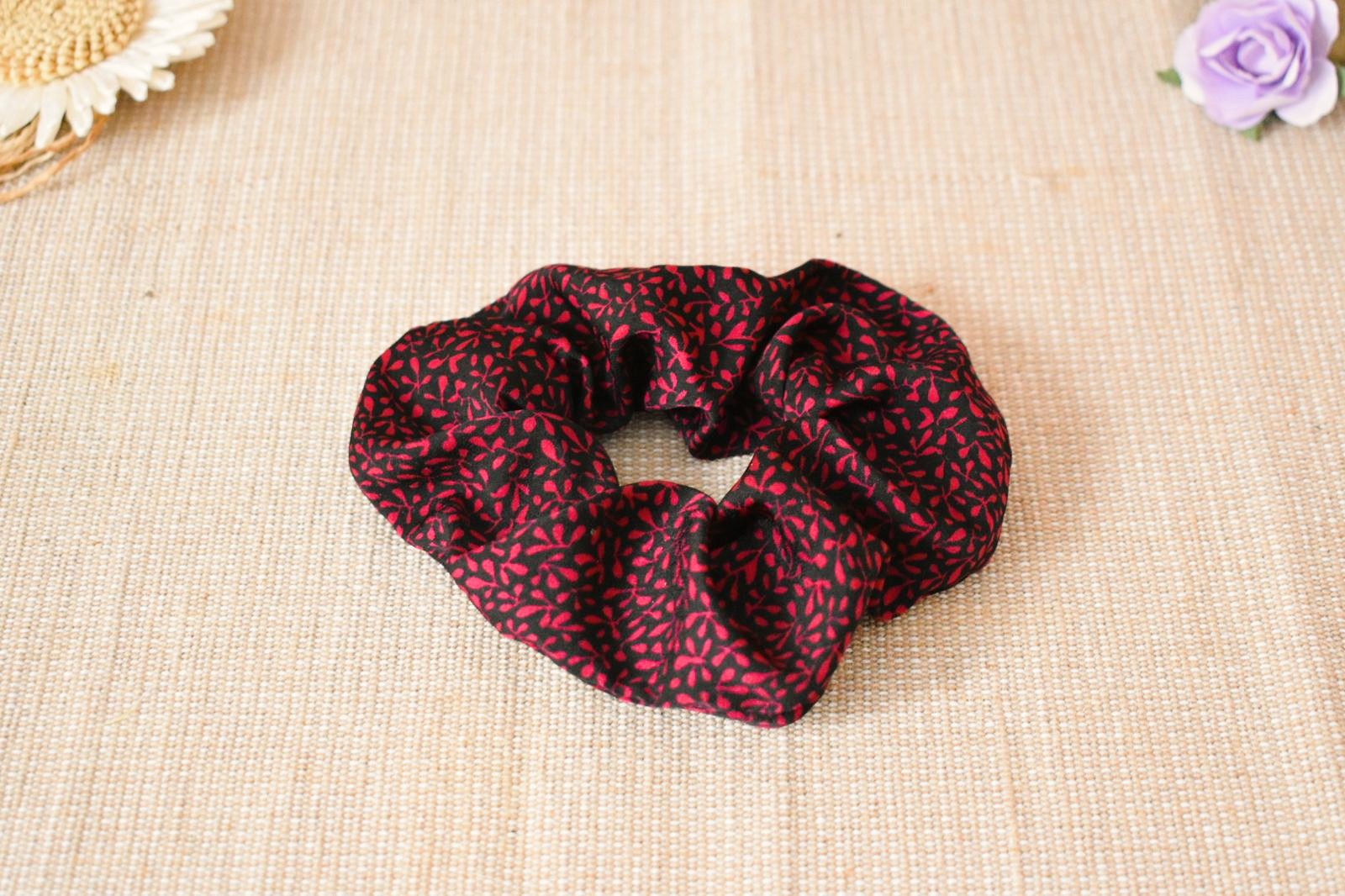 chouchou noir motifs rouges