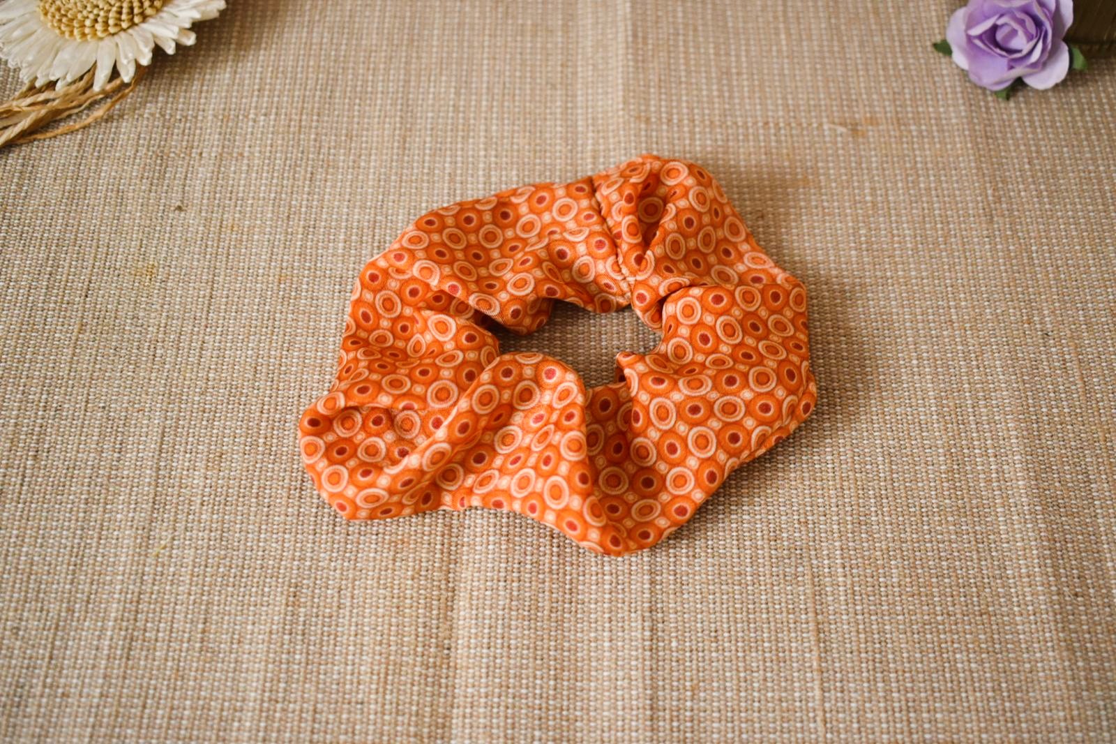 chouchou orange à motifs