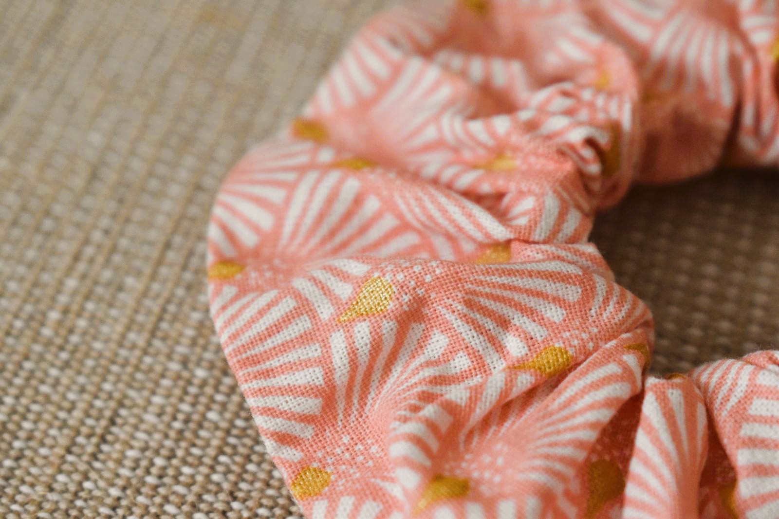 Chouchou - Rose à Motifs Eventails – Image 2
