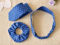 couple bleu fleurs blanches