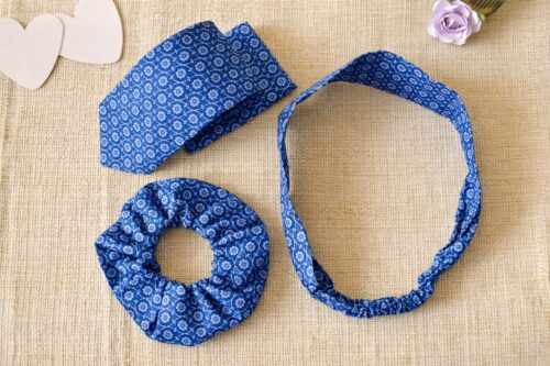 couple bleu fleurs blanches