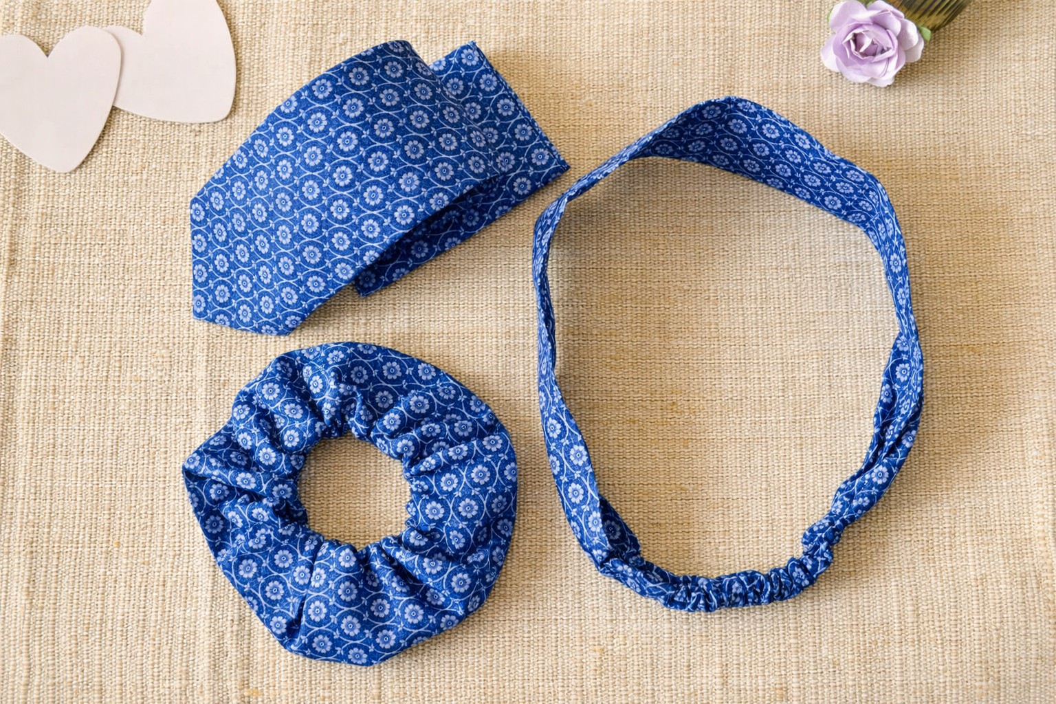 couple bleu fleurs blanches