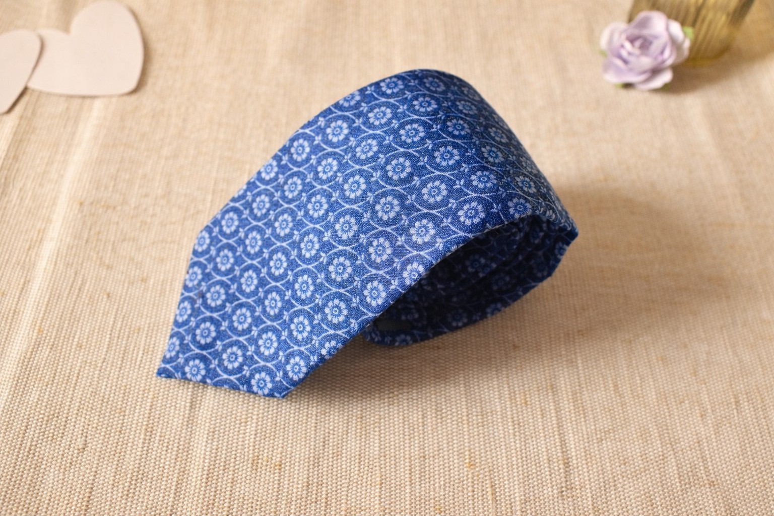 Cravate, Pochette, Chouchou et Bandeau - Bleu Fleurs Blanches – Image 3