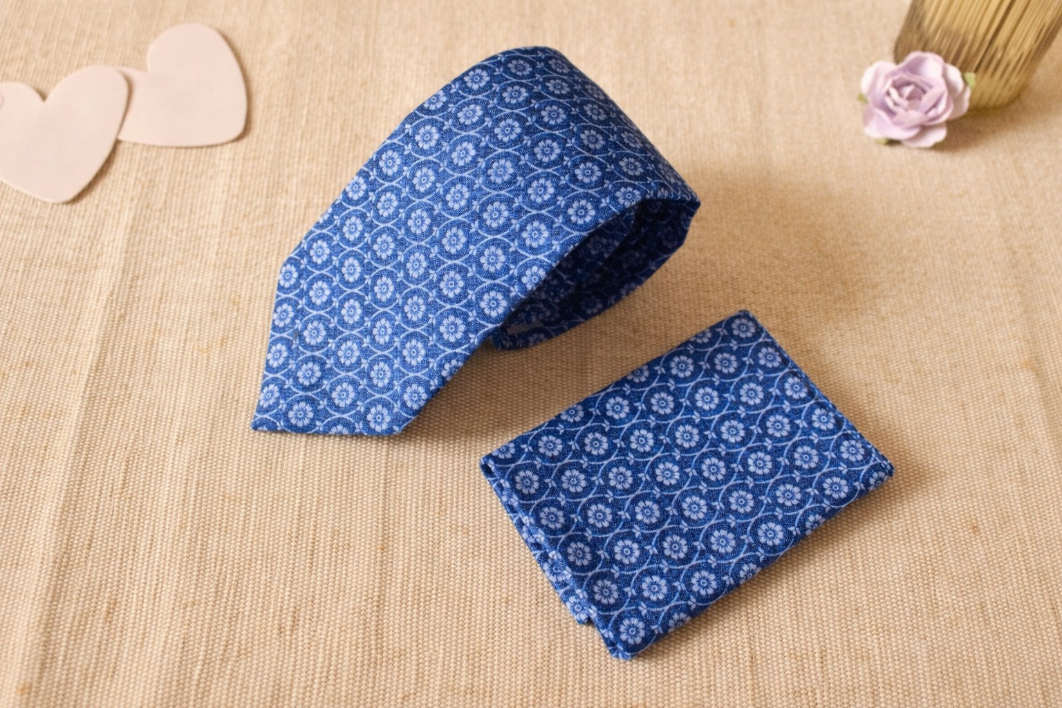Cravate, Pochette, Chouchou et Bandeau - Bleu Fleurs Blanches – Image 2