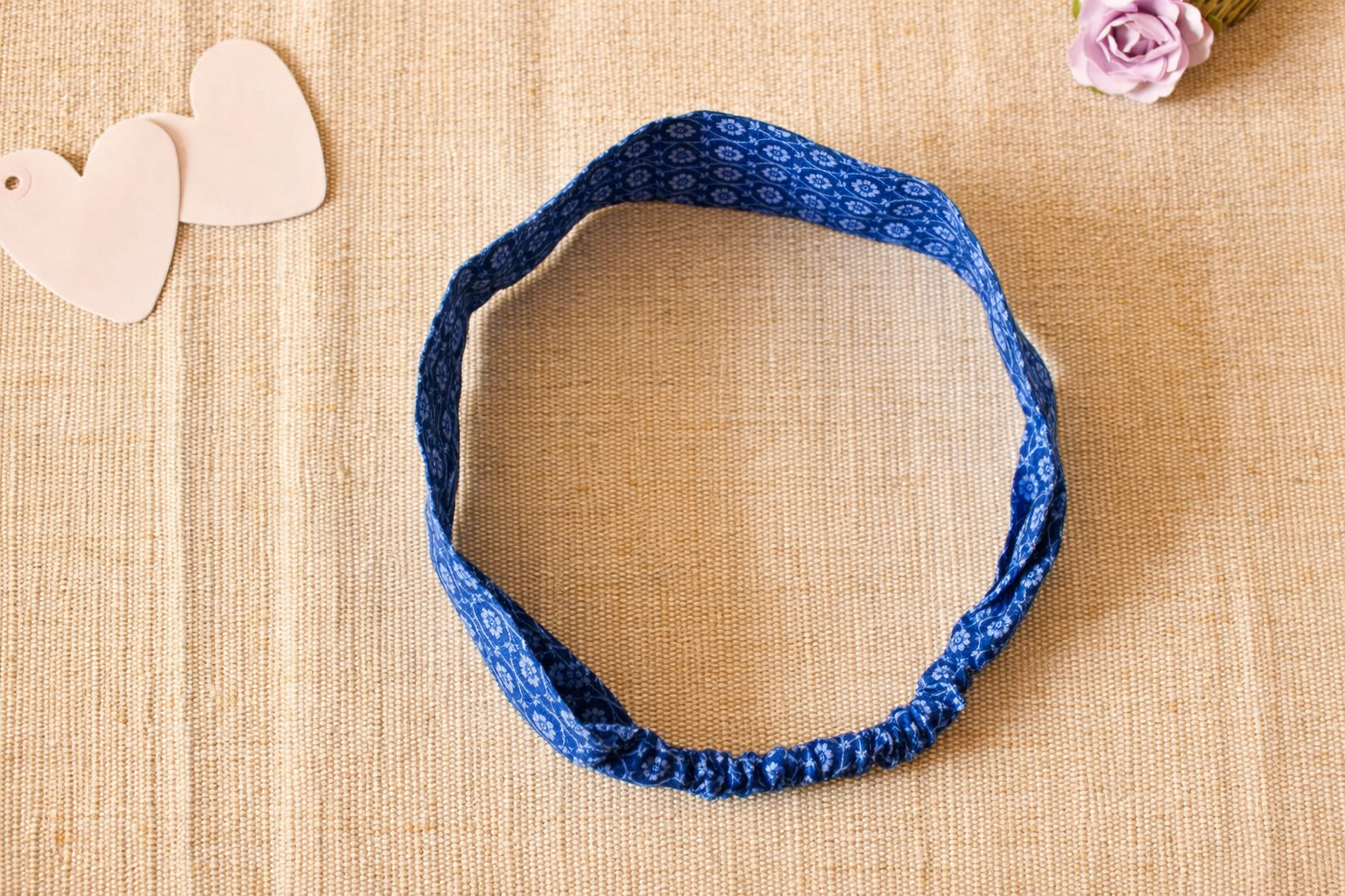 Cravate, Pochette, Chouchou et Bandeau - Bleu Fleurs Blanches – Image 5
