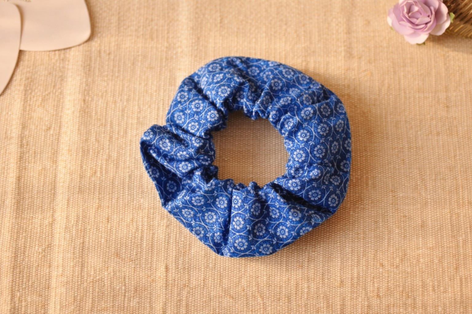 Cravate, Pochette, Chouchou et Bandeau - Bleu Fleurs Blanches – Image 6