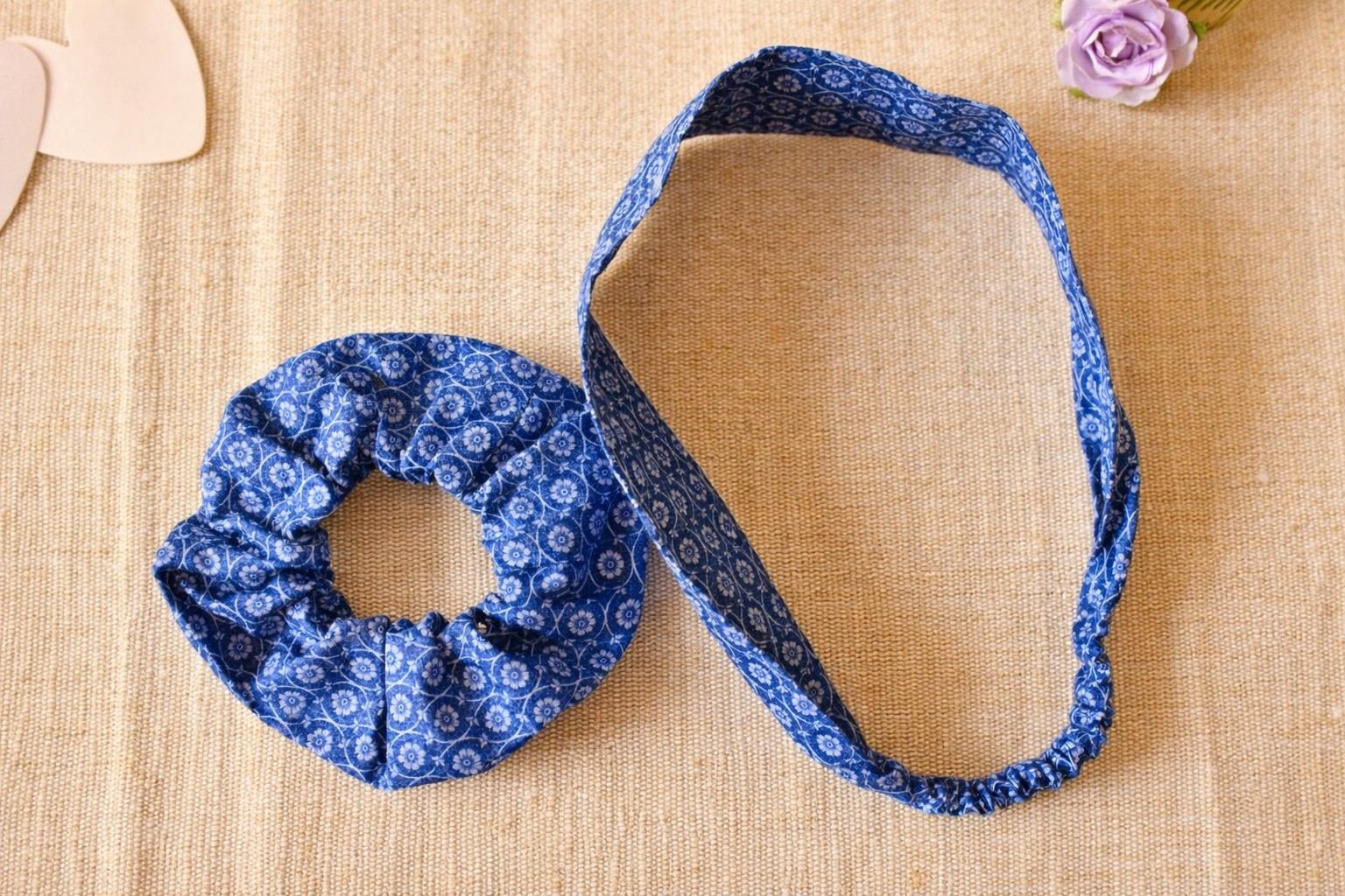 Cravate, Pochette, Chouchou et Bandeau - Bleu Fleurs Blanches – Image 4
