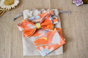 Nœud papillon orange fleuri