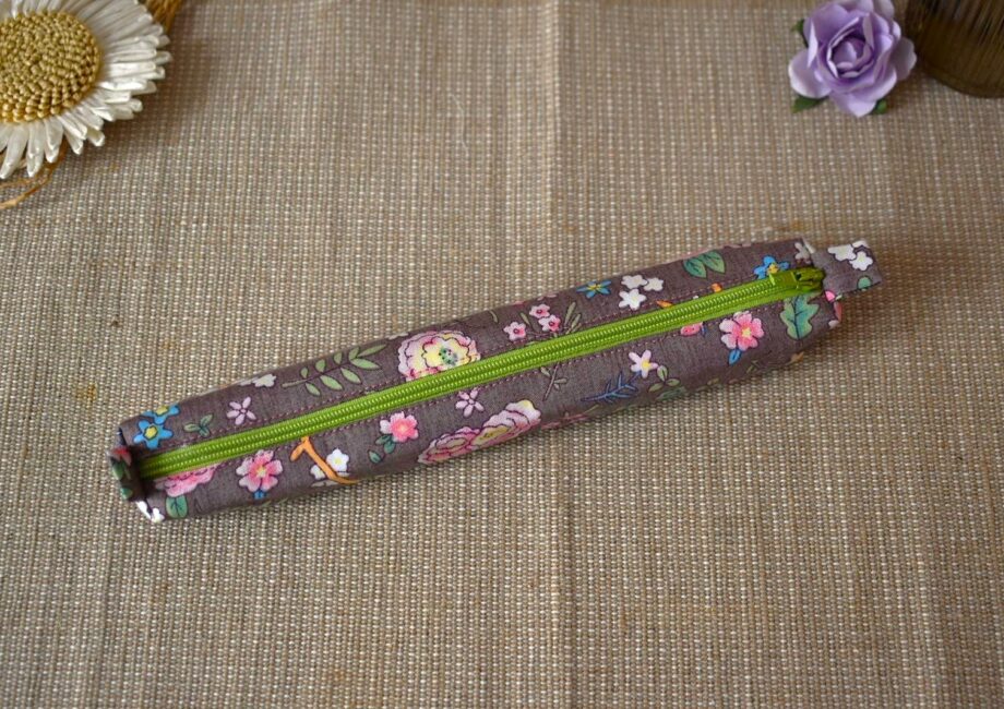 trousse-fine-marron-fleurie