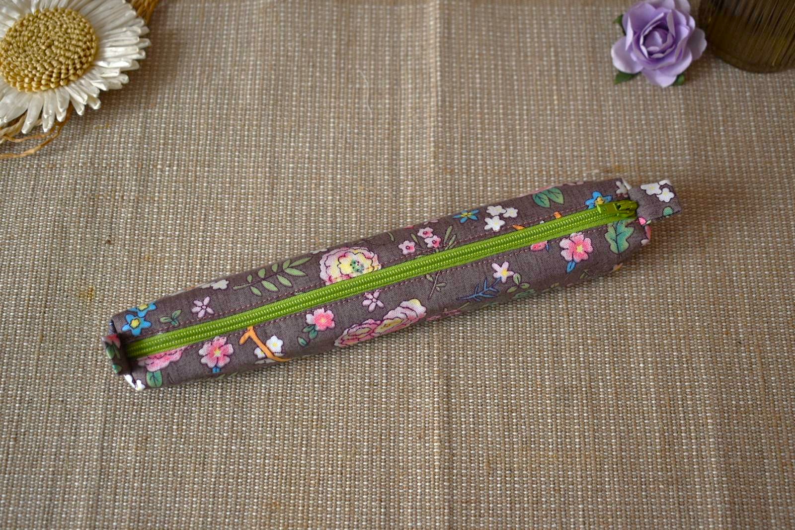 trousse-fine-marron-fleurie