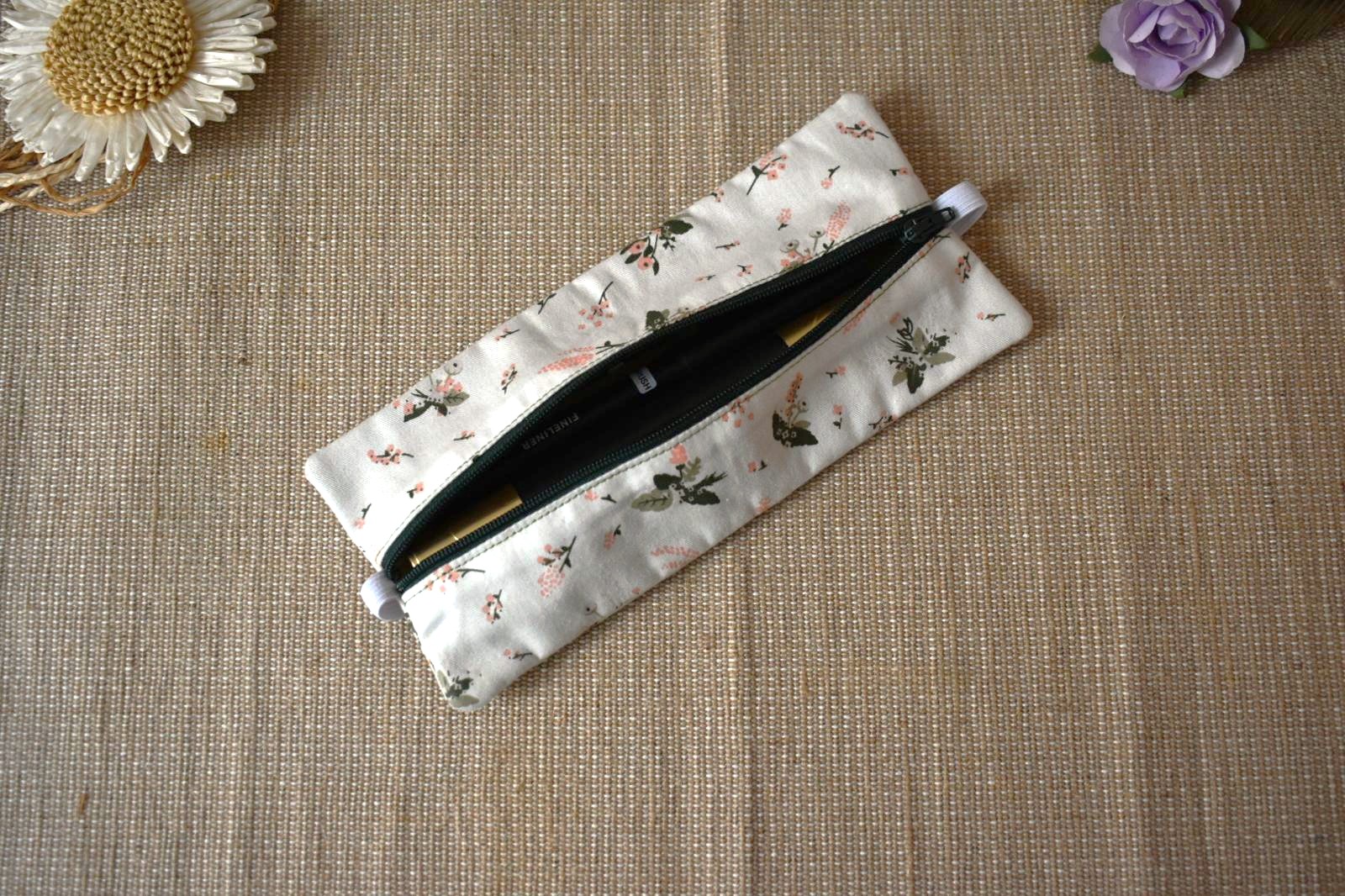 Trousse Élastique - Blanche Fleurie – Image 2