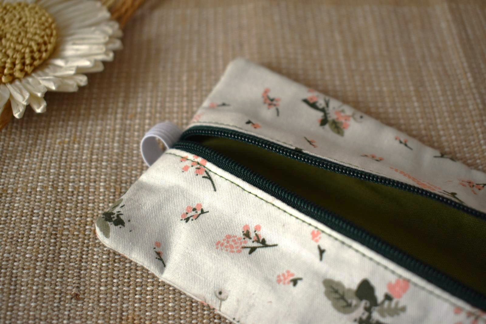 Trousse Élastique - Blanche Fleurie – Image 3