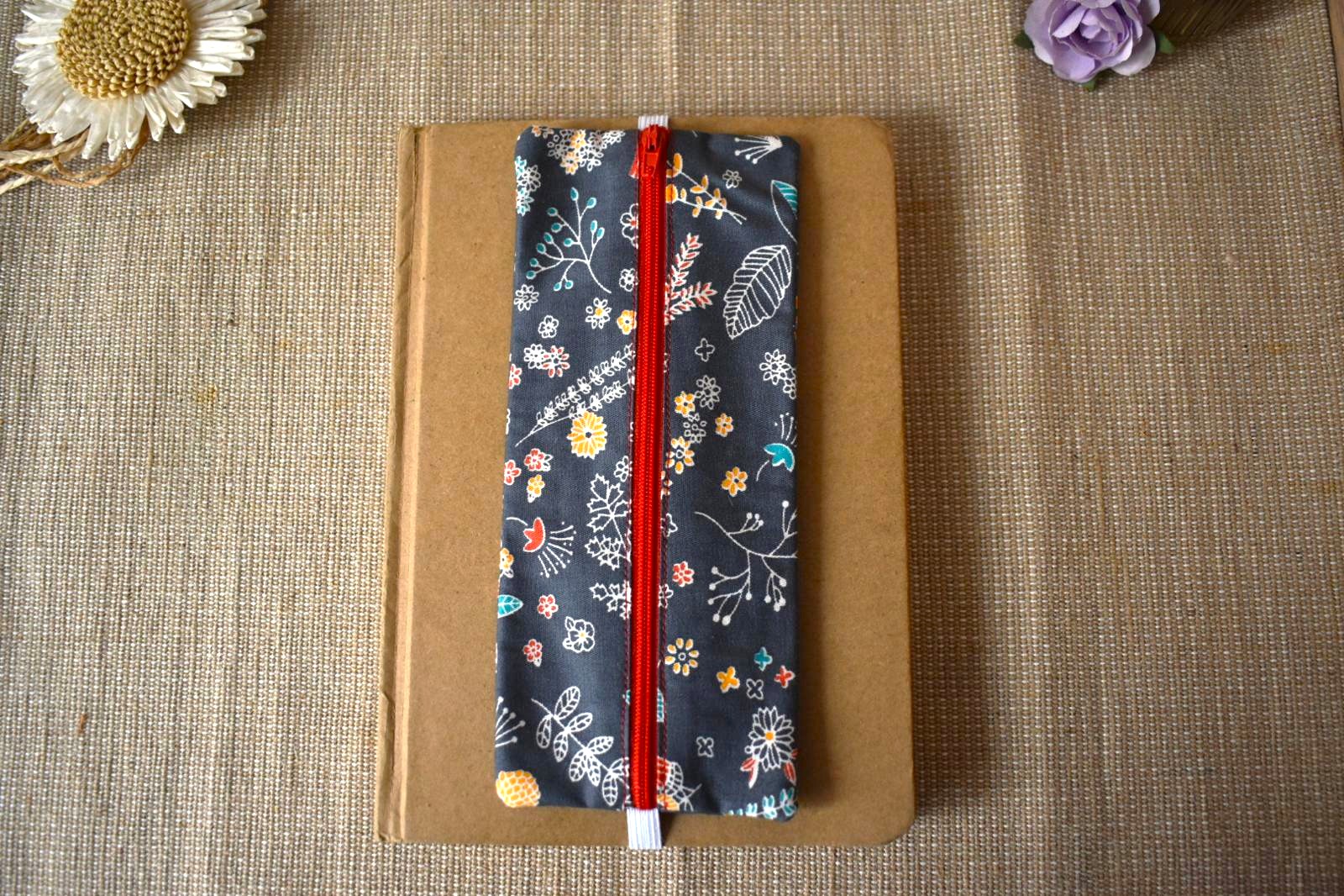 Trousse Élastique - Fleurie Grise – Image 4