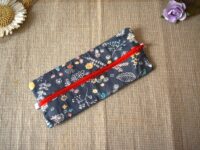 trousse elastique fleurie grise