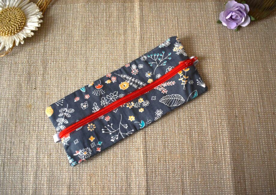 trousse elastique fleurie grise