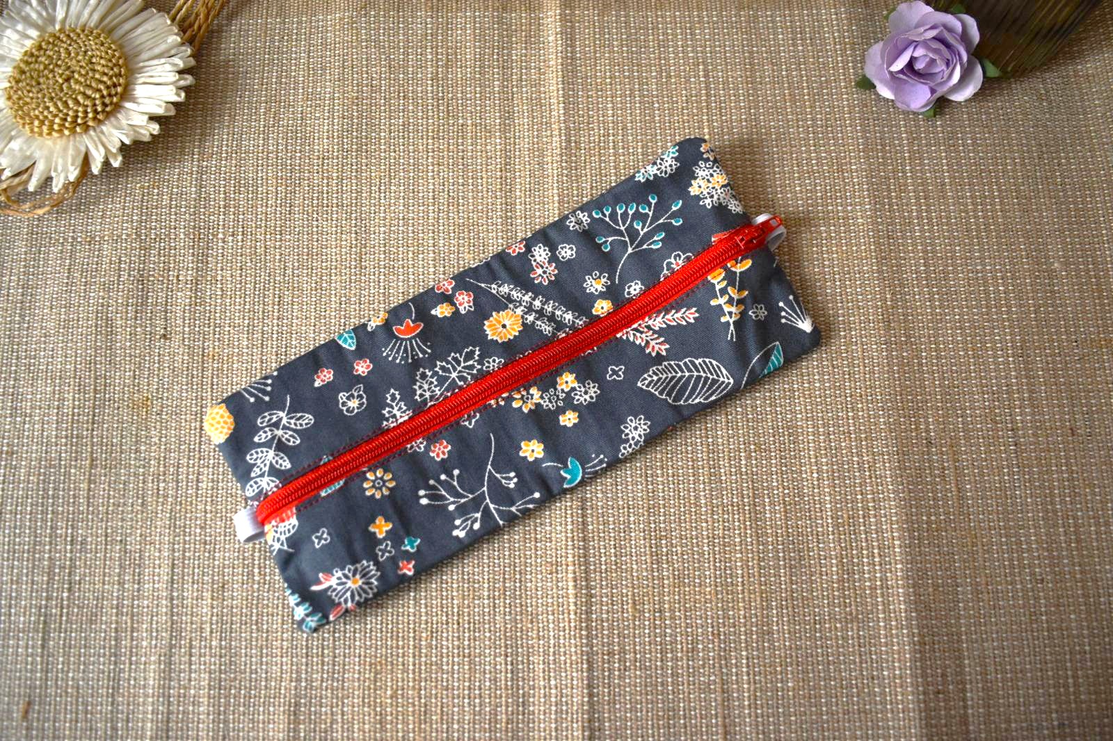 trousse elastique fleurie grise