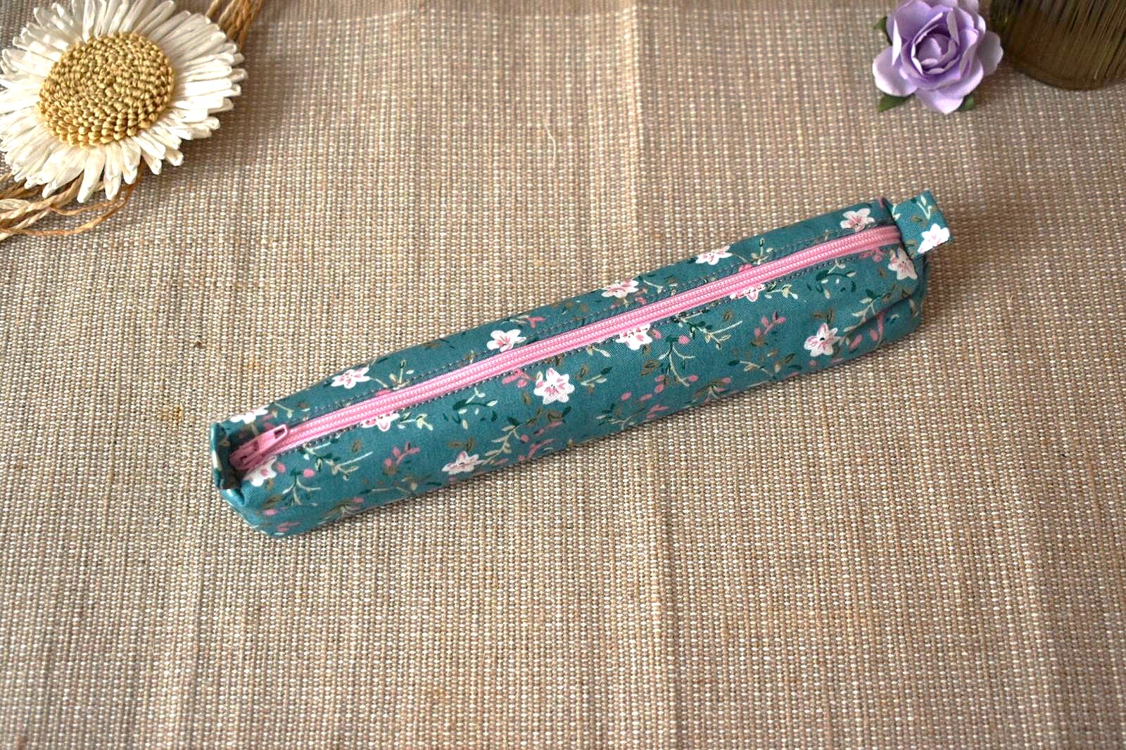 trousse fine motif floral