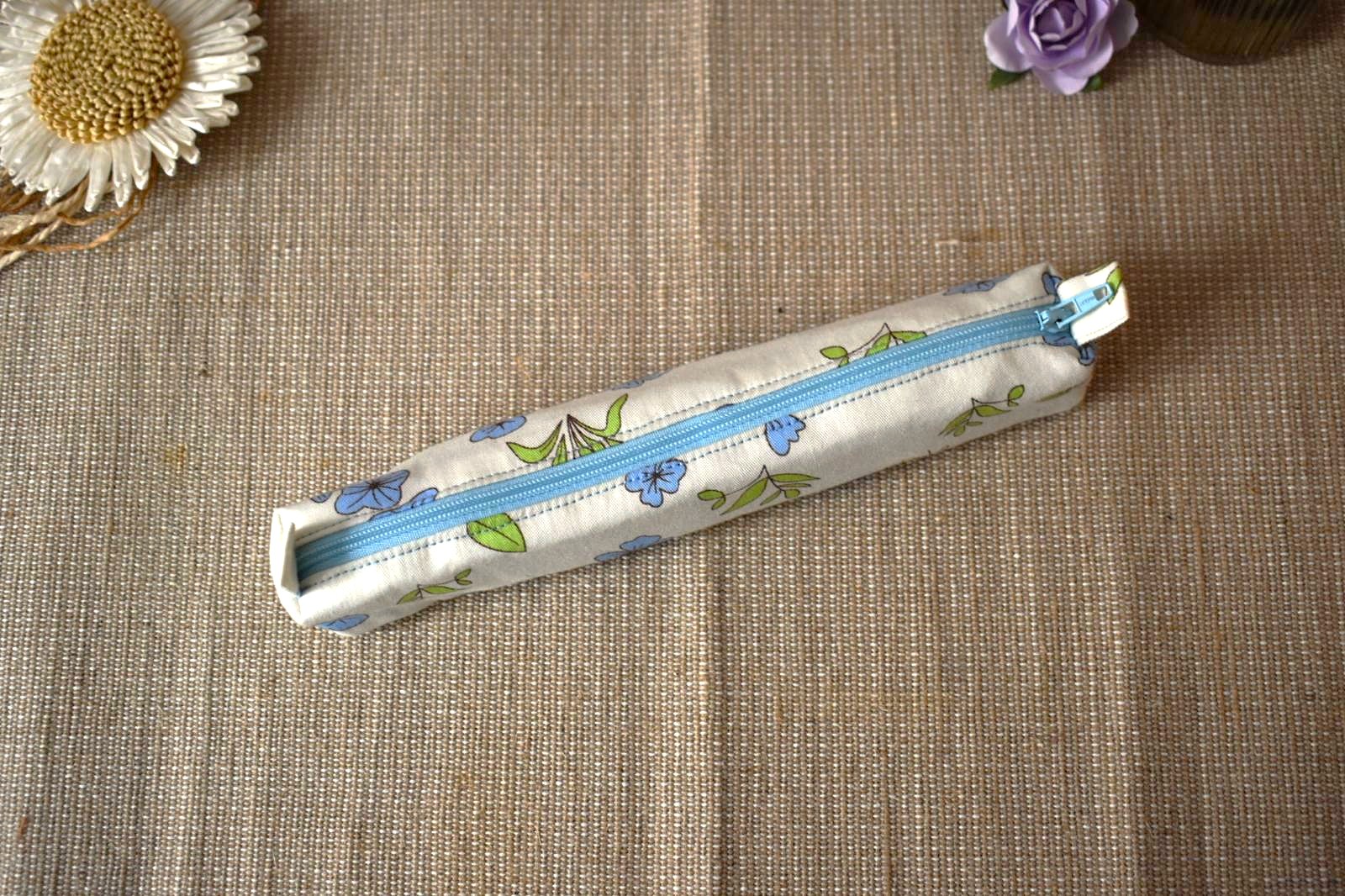 trousse fine blanche fleurie