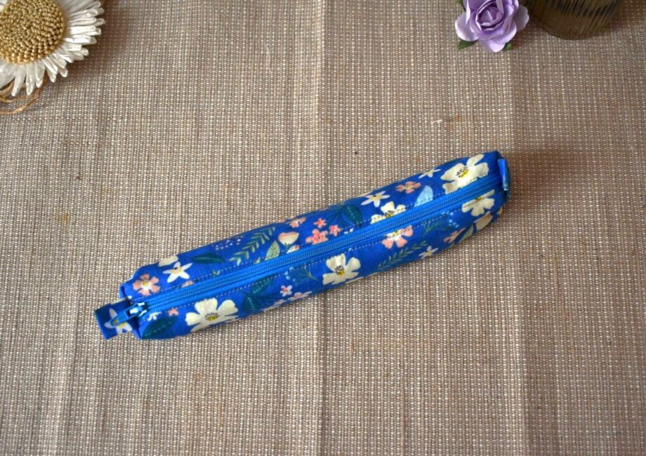 trousse fleurie bleue