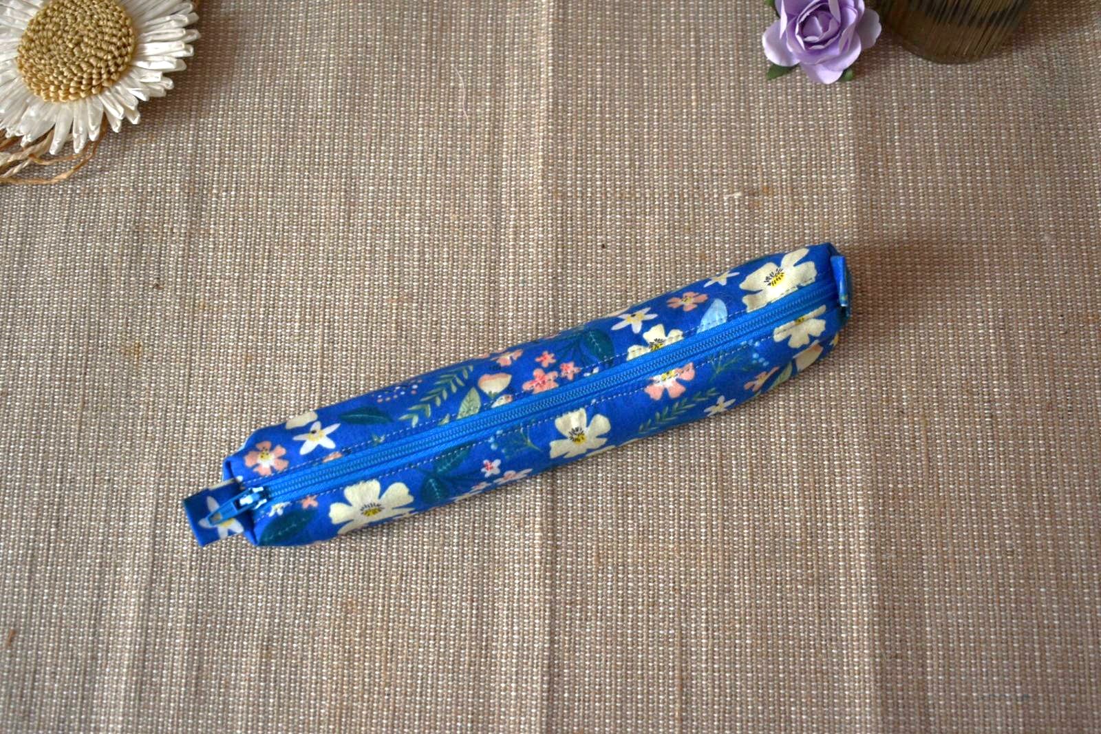 trousse fleurie bleue