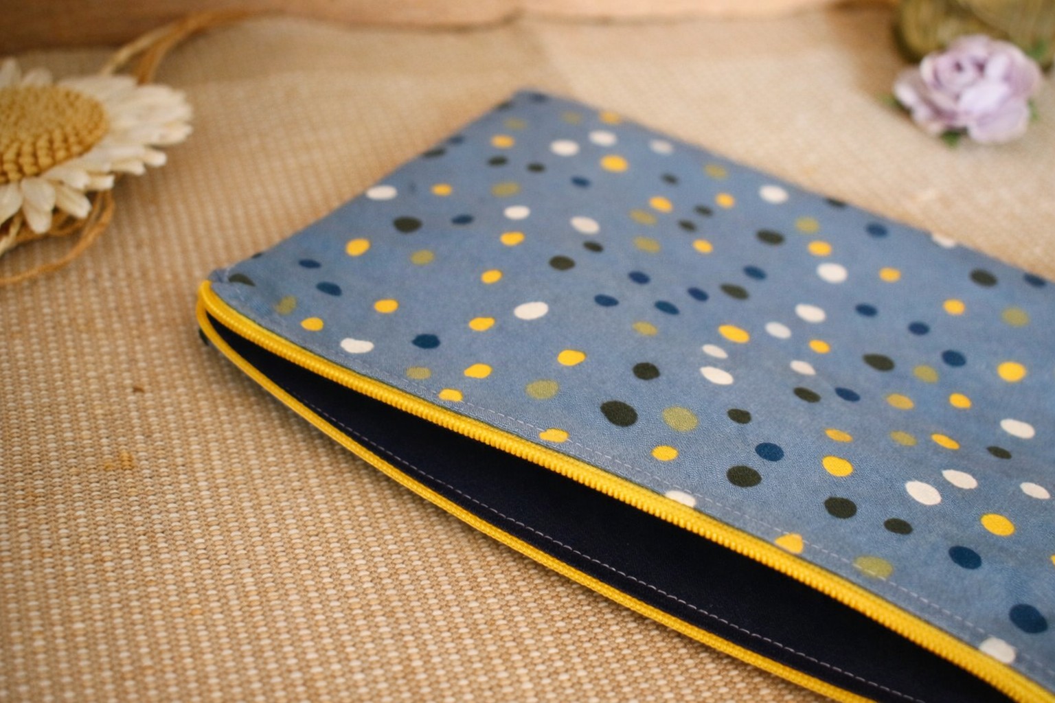 Trousse Plate - Motifs Pois Colorés – Image 2