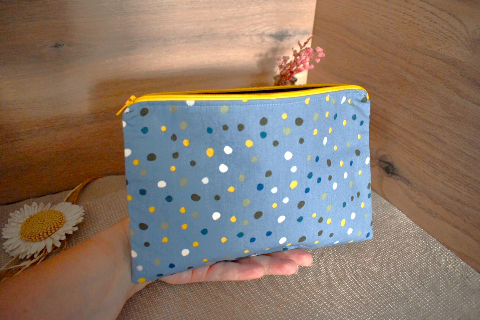 Trousse Plate - Motifs Pois Colorés – Image 3