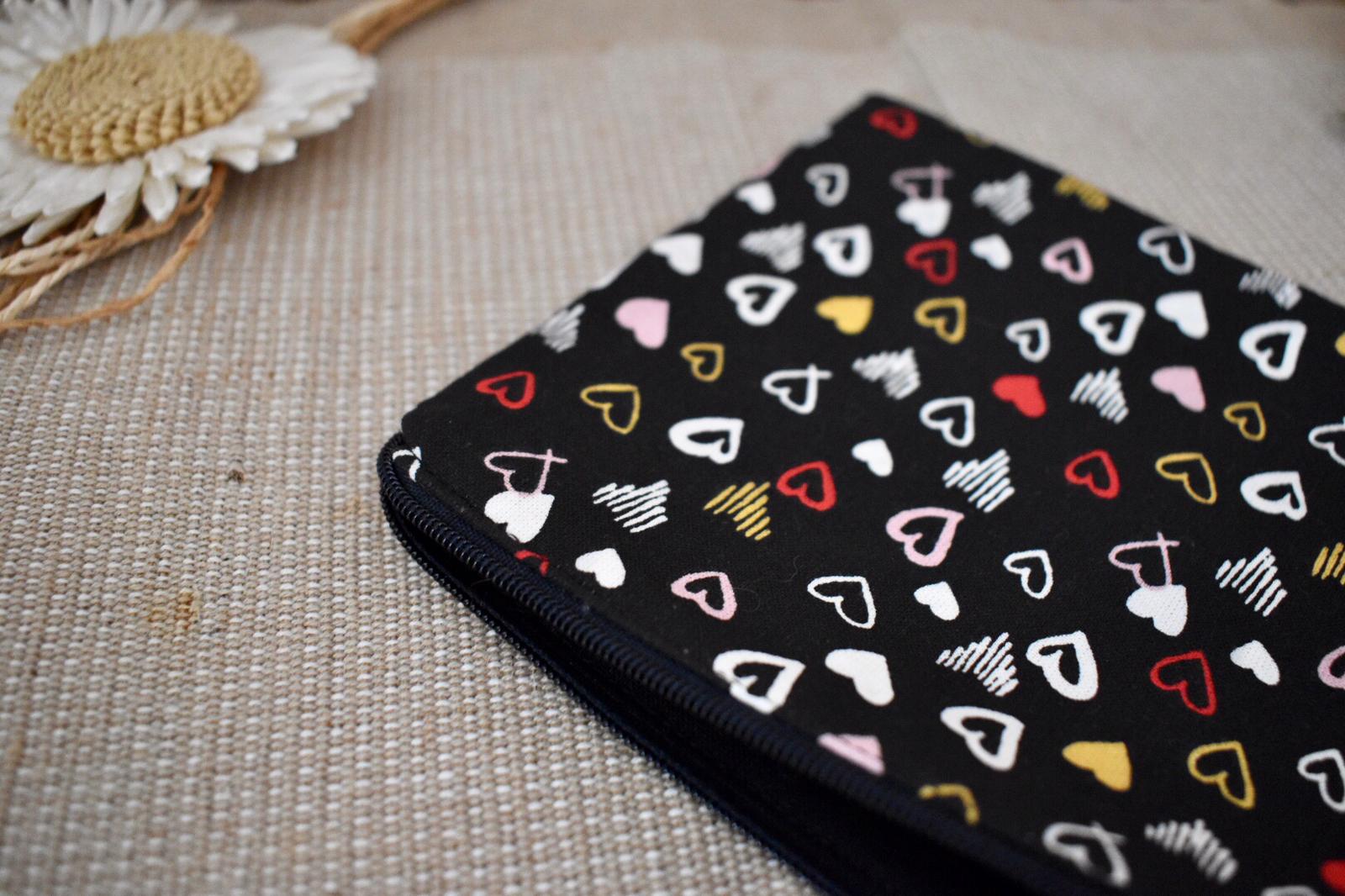 Trousse Plate - Noir Petits Cœurs – Image 2